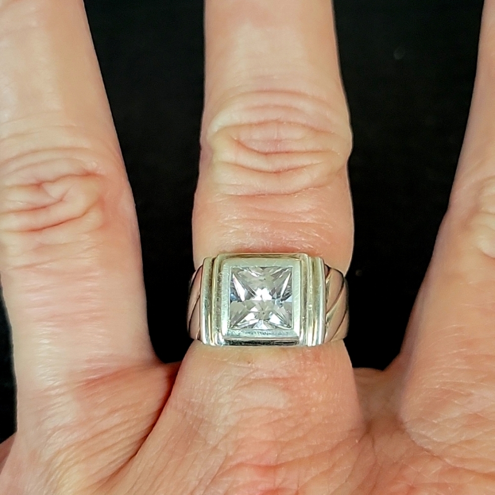 .925 Sterling silver ring with square CZ